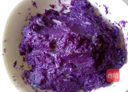 Illustration of how to make purple sweet potato and banana toast rolls 2