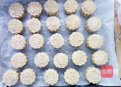 Illustration of how to make five-nut mooncakes 5