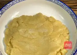 Illustration of how to make crispy five-nut mooncakes 4