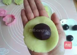 Illustration of how to make cartoon kiwi snow-skin mooncakes 8