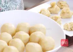 Illustration of how to make egg yolk and lotus paste mooncakes 12