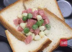 Toast Illustration of making pizza cup 4