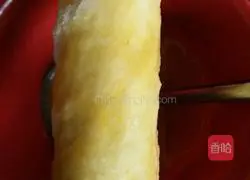 Illustration of how to make fish-filled egg toast rolls 7