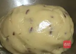 Illustration of how to make cranberry shaped biscuits 4