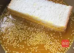 Illustration of how to make egg-wrapped toast 2