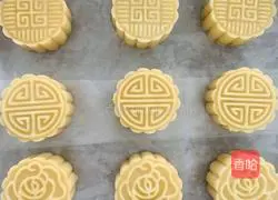 Lotus Paste and Egg Yolk Filled Mooncakes (Air Fryer Version) Recipe Illustration 5