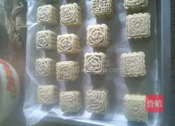  Illustration of how to make five-nut mooncakes 3