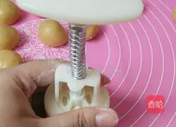  Illustration of how to make mung bean filling mooncakes 9