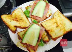 Illustration of how to turn toast into burger 4