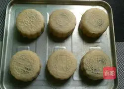 Illustration of how to make bean paste and double yolk mooncakes 16