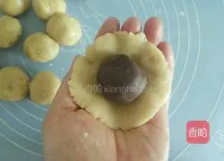 Illustration of how to make bean paste mooncakes 8