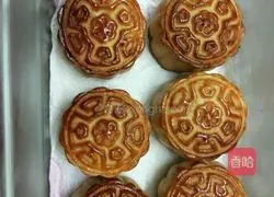 Illustration of how to make lotus paste and egg yolk mooncakes 16