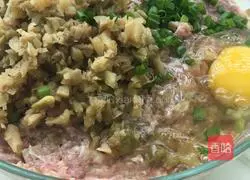 Illustration of how to make mustard vegetable and fresh meat mooncakes 5