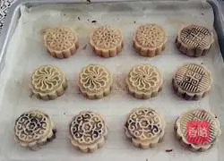 Illustration of how to make Cantonese-style mooncakes 4