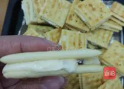 Illustration of how to make beef biscuits 9