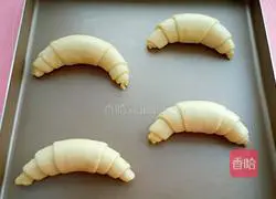Illustration of how to make croissants 14