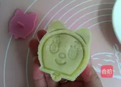 Illustration of how to make cartoon kiwi snow-skin mooncakes 11