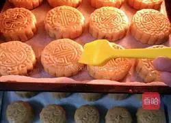 Illustration of how to make Cantonese-style mooncakes with red bean paste filling 9 