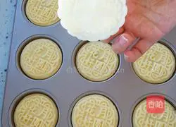 Illustration of how to make egg skin mooncakes 16