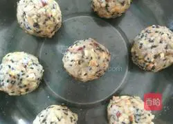 Illustration of how to make five-nut mooncake filling 4