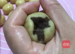 Illustration of how to make egg yolk and bean paste mooncakes 11