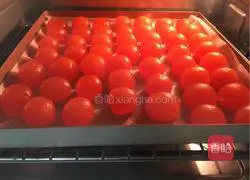 Illustration of how to make egg yolk mooncakes 5