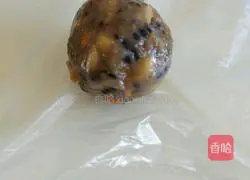Illustration of how to make five-nut mooncakes 4