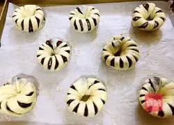 Illustration of how to make bean paste bread 6