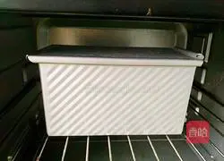 Illustration of how to make handmade three-color toast 25