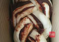 Illustration of how to make red bean paste toast 6