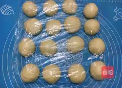 Illustration of how to make kitten squeeze buns 5