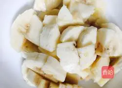 Illustration of how to make banana toast rolls 5