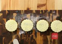 1836 Illustration of how to make mooncakes for babies with complementary feeding 8