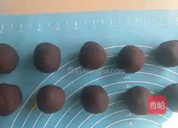 Illustration of how to make egg yolk and bean paste mooncakes 7