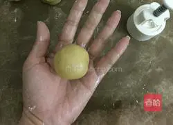 Illustration of how to make egg yolk and lotus paste mooncakes 11