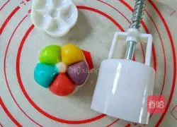 Illustration of how to make colorful snowskin mooncakes 13