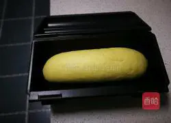 Illustration of how to make honey bean and coconut matcha toast 10