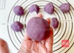 Illustration of how to make taro cheese mooncakes 12