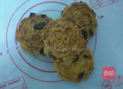 Illustration of how to make raisin peach biscuits 5