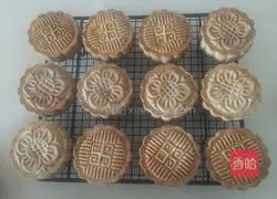 Bean paste and egg yolk mooncakes Illustration of how to do it 8