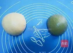 Illustration of how to make two-color toast 6