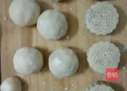 Illustration of how to make nut mooncakes 5