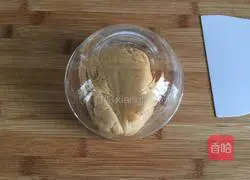 Illustration of how to make mooncakes with five kernel fillings 4