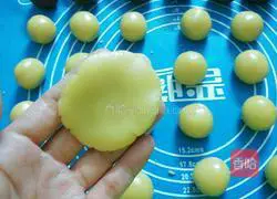 Illustration of how to make red bean filling mooncakes 5