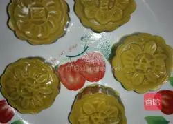 Illustration of how to make golden red bean paste mooncakes 11
