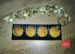 Illustration of how to make golden red bean paste mooncakes 14