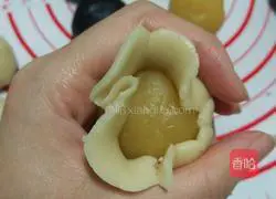 Cantonese egg yolk mooncake recipe 11
