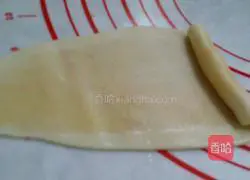 Illustration of how to make puff pastry egg yolk mooncakes 4