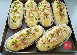 Illustration of how to make chives, bacon, cheese and meat floss bread 16