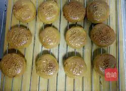 Illustration of how to make lotus paste and egg yolk mooncakes 6